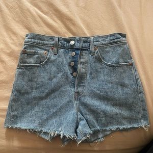 Rib Cage Acid wash Levi’s shorts